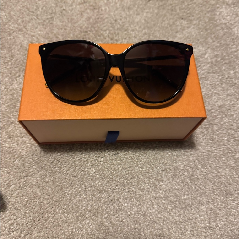 Elegant Black Designer Sunglasses